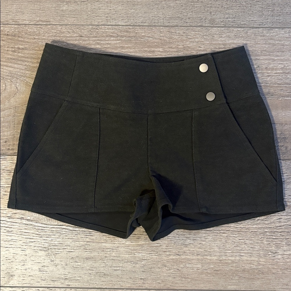 Peachy Den Edie Mid Rise Micro Hot Shorts In Olive Green W Cargo Pockets Revolve — image 2 of 6
